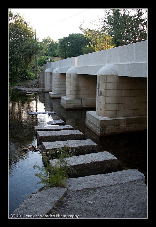 Neue Brücke und frühere Flusquerung