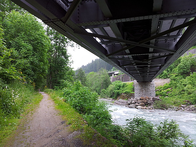 Pause unter Eisenbahnbrücke