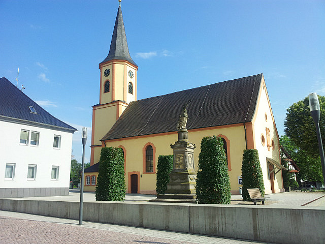 Kirche am Rheinradweg