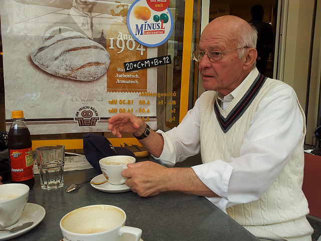 Diesen 79-jähriger Mann laden wir zum Kaffee ein