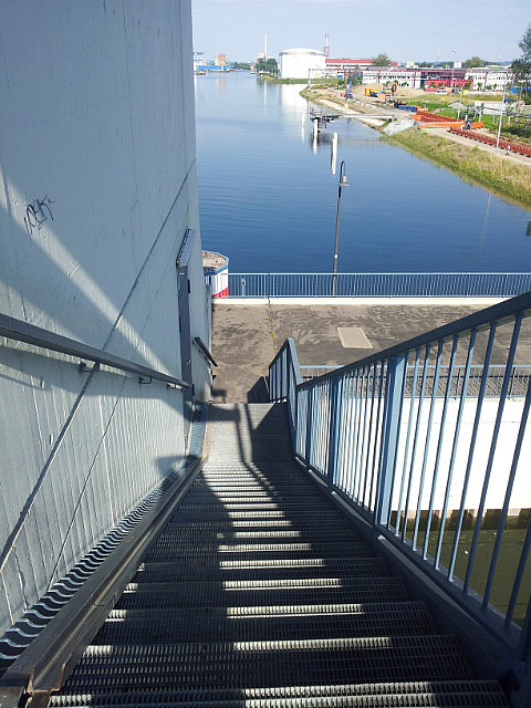 Steiler Treppenaufgang am Hafensperrtor