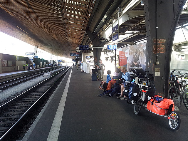 Warten auf den Zug nach Andermatt