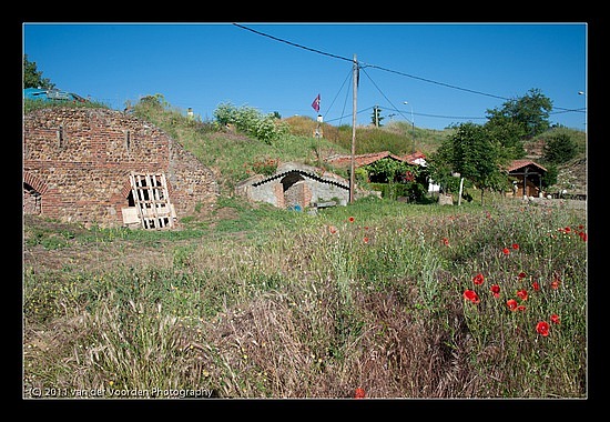 Teilweise bewohnte Erdh&auml;user