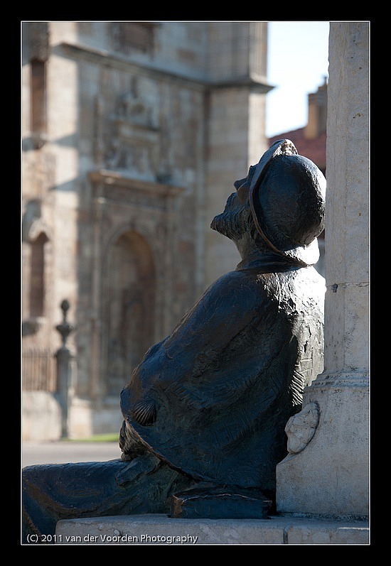 Pilgerstatue auf dem Platz Parador San Marcos