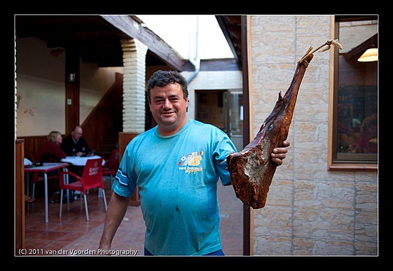 Einheimischer bringt Schinken