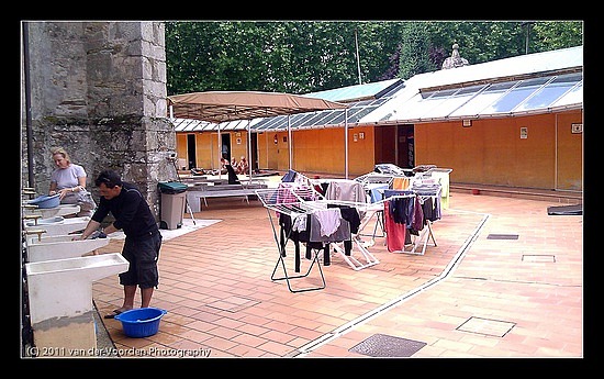 Waschplatz in der Herberge (links ist Lou)