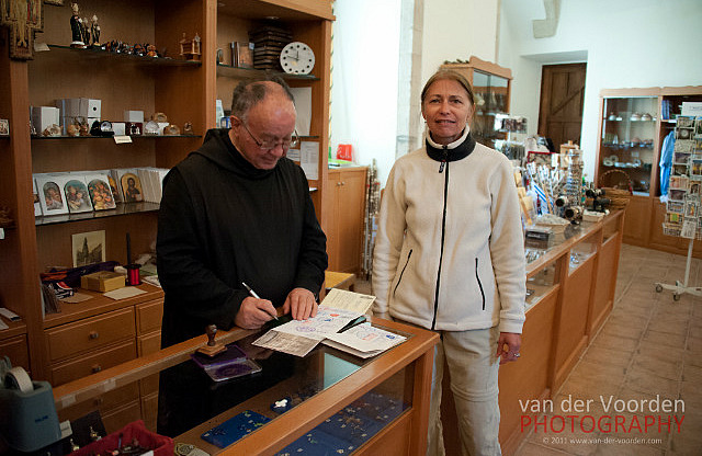 Padre Augustin beim Pilgerpass stempeln