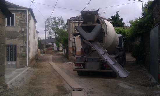 Betonmischer in enge Straße