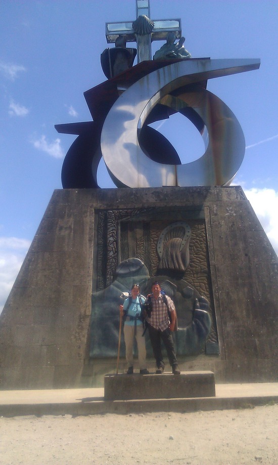 Wir am Denkmal von Monto do Gozo