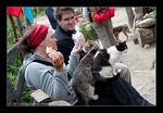 Melanie umgeben von Katzen