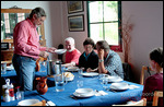 Essensausgabe in der Albergue