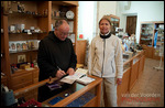 Padre Augustin beim Pilgerpass stempeln