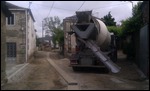 Betonmischer in enge Straße