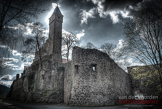 M&auml;chtige Schildmauer der Burg Hirschhorn