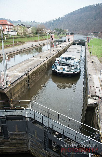 Ein Kahn beim Schleusen