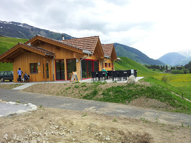 Restaurant und Sanitärbereich des Campings