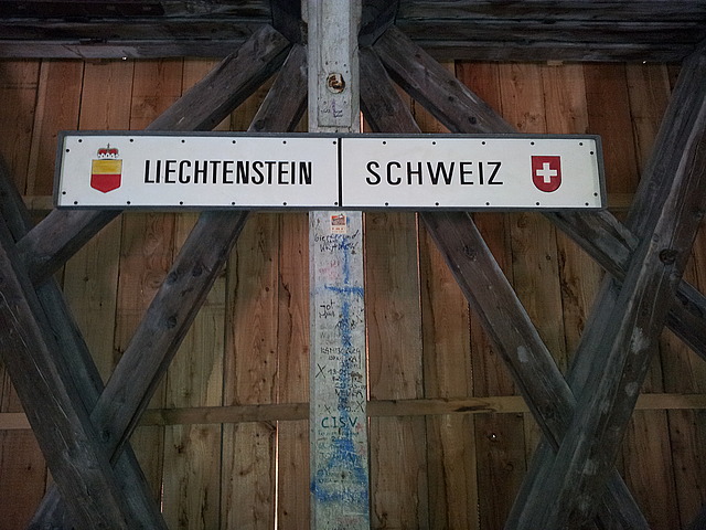 Grenze auf der Hälfte der Brücke
