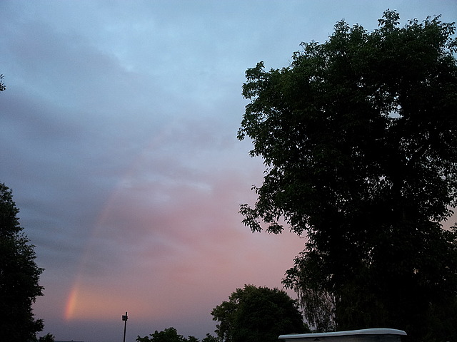 Abendrot und Regenbogen über Konstanz