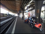 Warten auf den Zug nach Andermatt